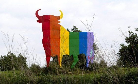 VERSIÓN GAY DEL TORO DE OSBORNE